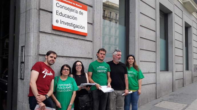 Isabel Galvín (CCOO) y miembros del AMPA del CEIP Miguel de Cervantes