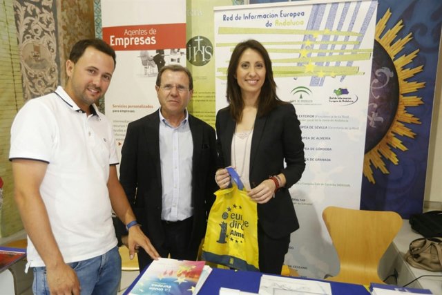 La diputada Carmen Belén López, visitando la Feria de Empleo del Levante.