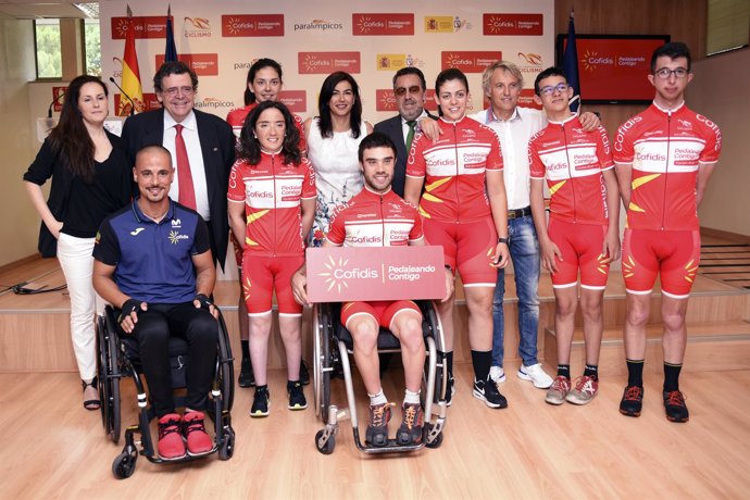 Rienda y Carballeda co los componentes del Equipo Promesas de Cofidis