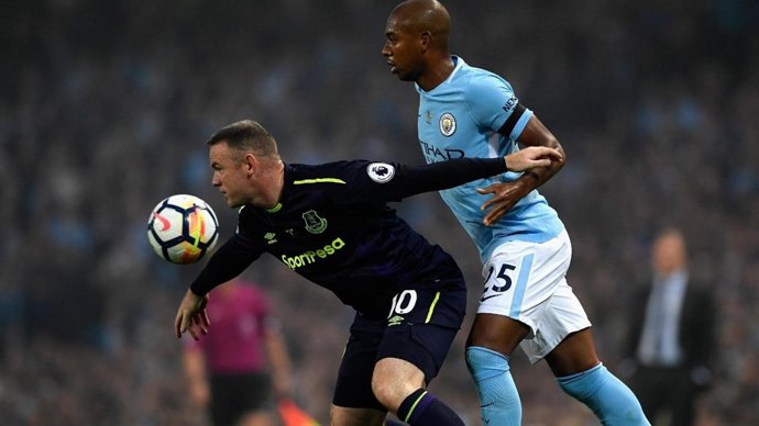 Rooney (Everton) y Fernandinho (Manchester City)