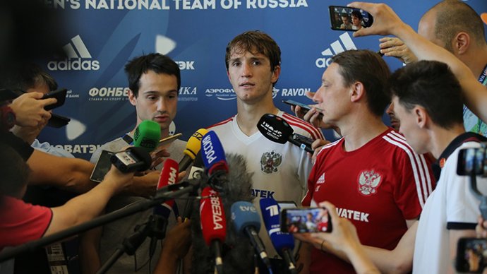 Mario Fernandes atiende a los medios