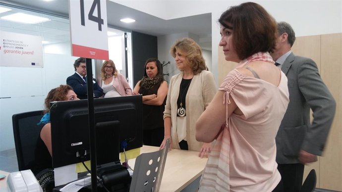 Engracia Hidalgo visita una oficina de empleo de la Comunidad