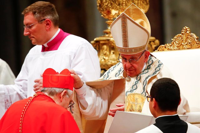 El Papa Francisco impone el birrete cardenalicio a Aquilino Bocos Merino 