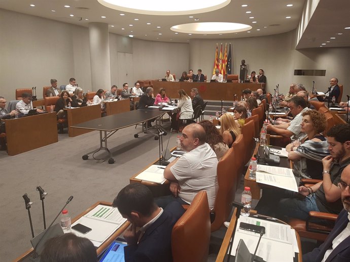 Pleno de la Diputación de Barcelona presidido por Marc Castells
