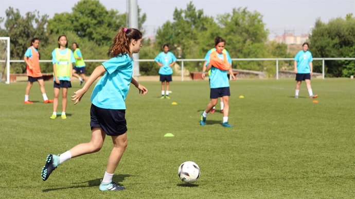 Clase práctica durante el 'I Clinic de Fútbol Femenino'