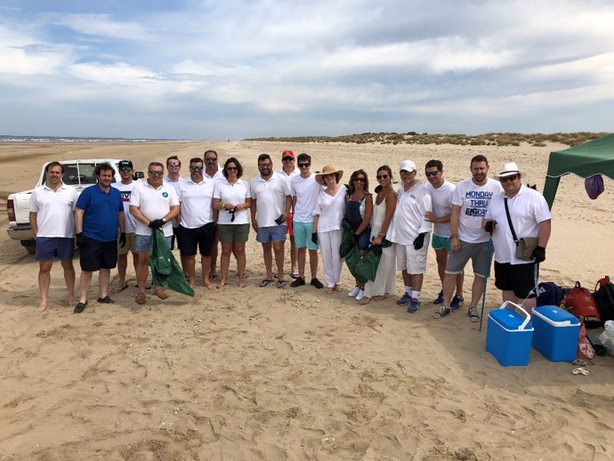 Pernod Ricard España colabora en la limpieza y recogida de residuos marinos en D