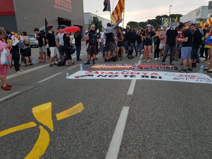 Concentració contrra la visita dels Reis, a Aiguaviva (Girona)