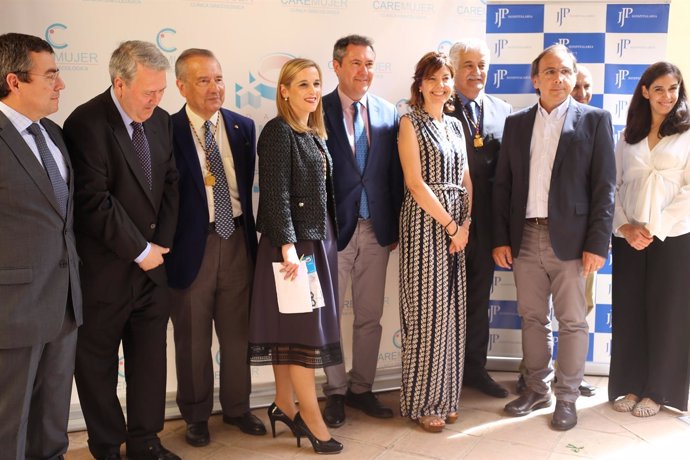 El alcalde de Sevilla en la inauguración de unas jornadas de medicina avanzada