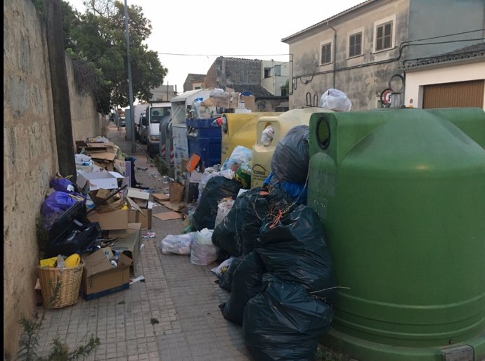 Acumulación de basura, contenedores, contaminación 