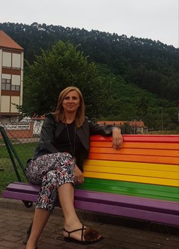 Noelia Cobo, en un banco con los colores de la bandera arcoiris