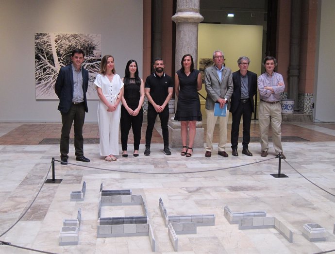 Artistas y autoridades ante la obra ganadora del Premio de Arte Santa Isabel