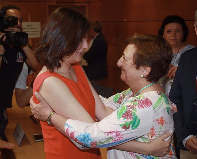 María Luisa Real con la ministra de Sanidad, Carmen Montón
