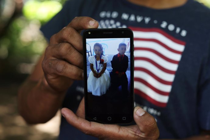 Guido Portillo mostrando una fotografía de su hija Meybelin