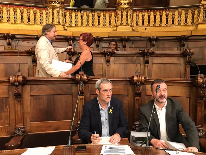 J.J.Puigcorbé en el pleno con los concejales de ERC tras su expulsión