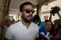 El guardia civil de 'La Manada' y otros dos condenados acuden a los juzgados de Sevilla a firmar