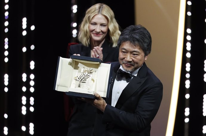 El director Hirokazu Kore-eda gana la Palma de Oro del Festival de Cannes
