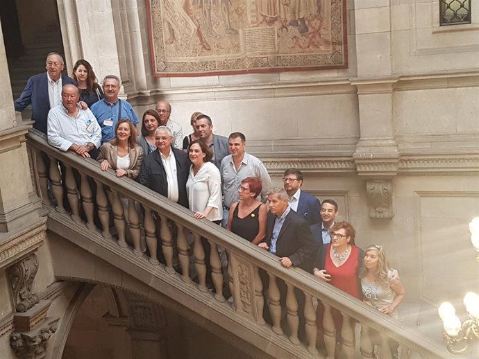 Ada Colau con ediles y restauradores