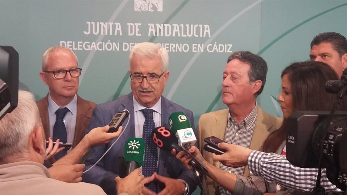 Jiménez Barrios atiende a la prensa en Cádiz