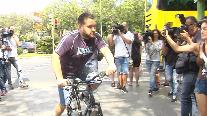José Ángel Prenda acude en bicicleta a los juzgados