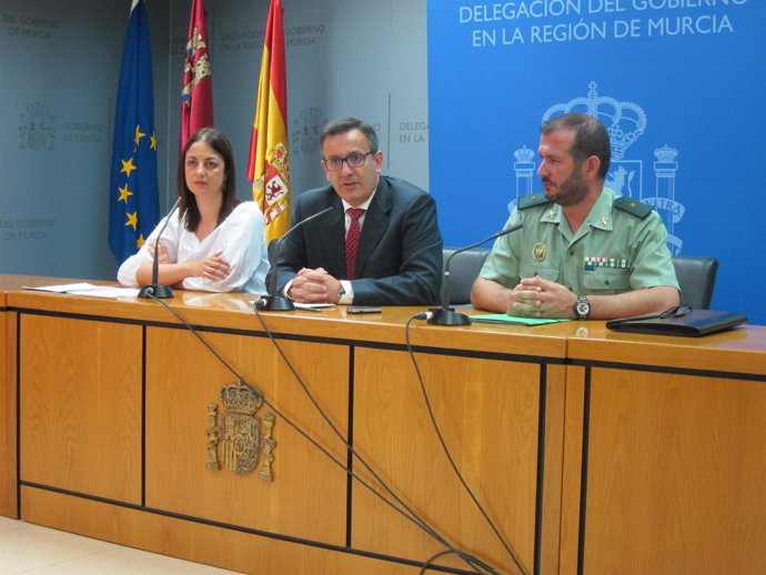 Diego Conesa junto a Virginia Jerez y comandante Jurado                   