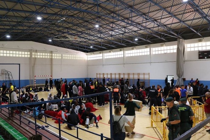 Inmigrantes en el polideportivo de Barbate