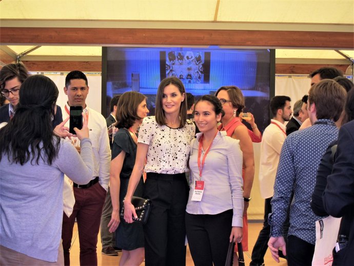 La reina Letizia amb participants de les jornades FPdGi 2018