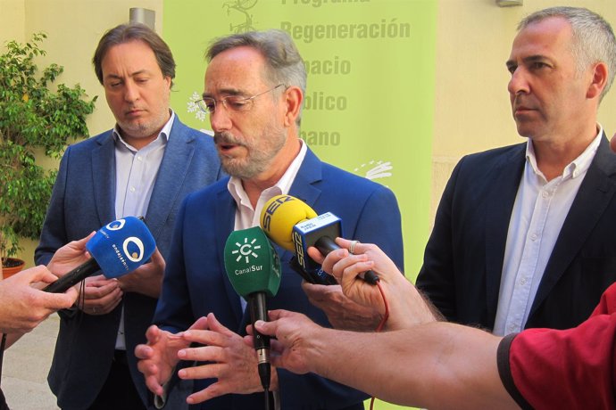 El consejero de Fomento y Vivienda, Felipe López, atiende a los periodistas.