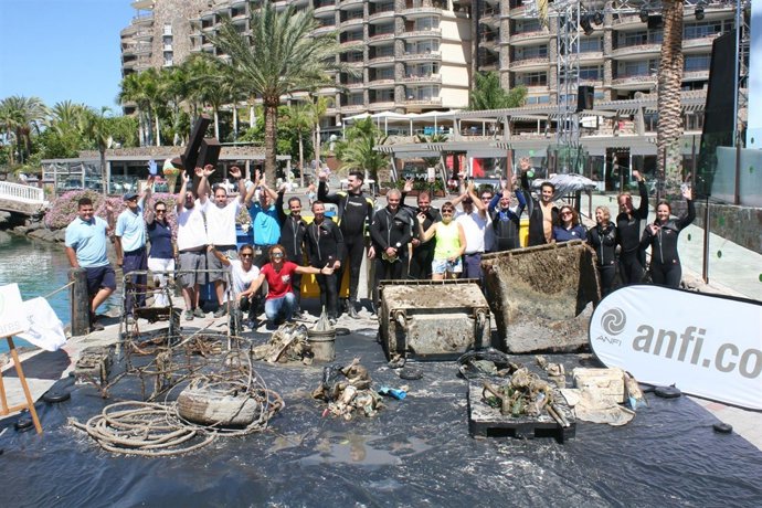 Algunos de los restos extraídos del mar en la costa del entorno de Anfi