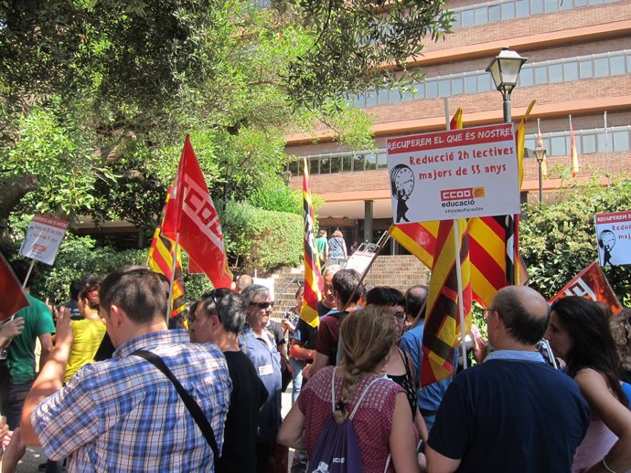 Concentració sindical davant la Conselleria d'Ensenyament