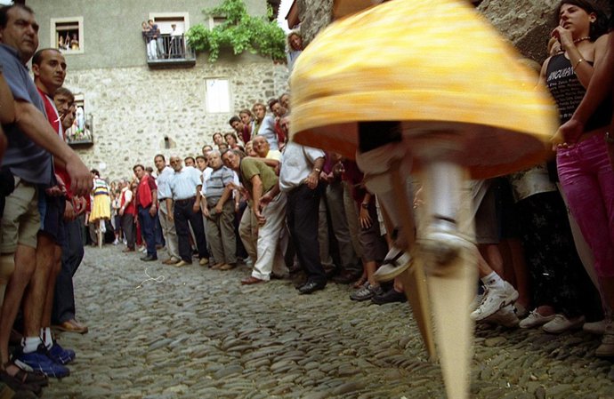 Danza de los zancos de Anguiano