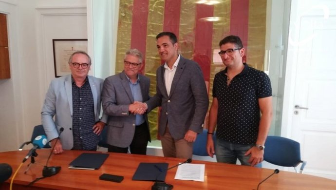 Salvador Calabui, Ruben Peris, Carles Motas y David Oliveras tras el acuerdo