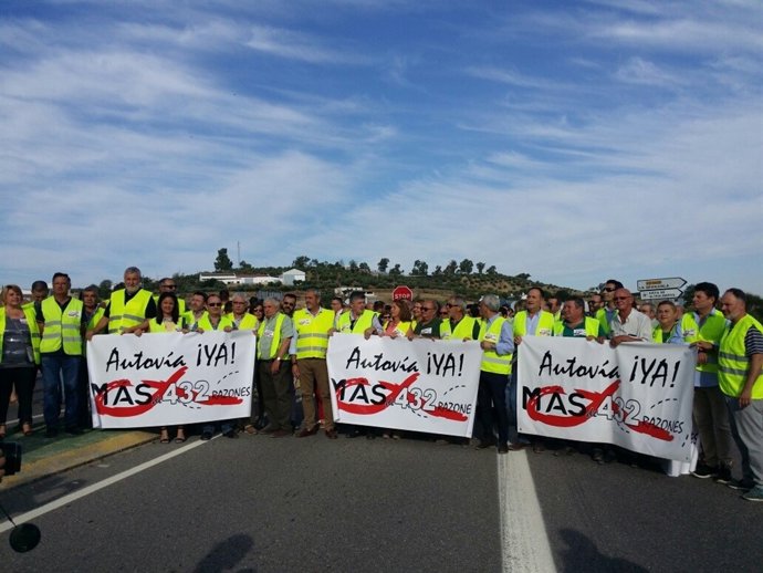 Un momento del corte de la N-432 en Fuente Obejuna para reclamar la A-8