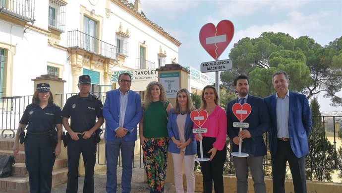 La alcaldesa de Alcalá de Guadaíra apoya una campaña sobre violencia machista