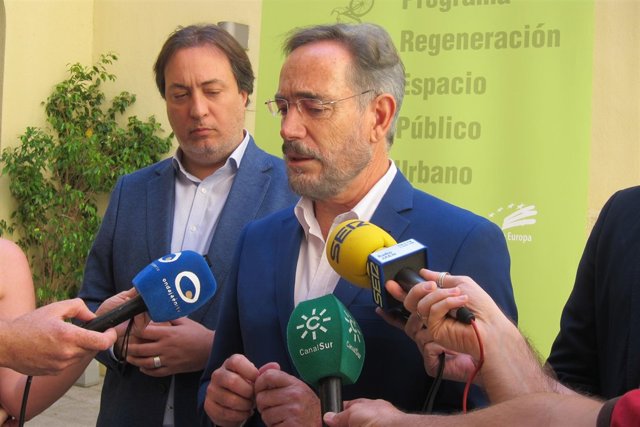 El consejero Felipe López atiende a los periodistas.