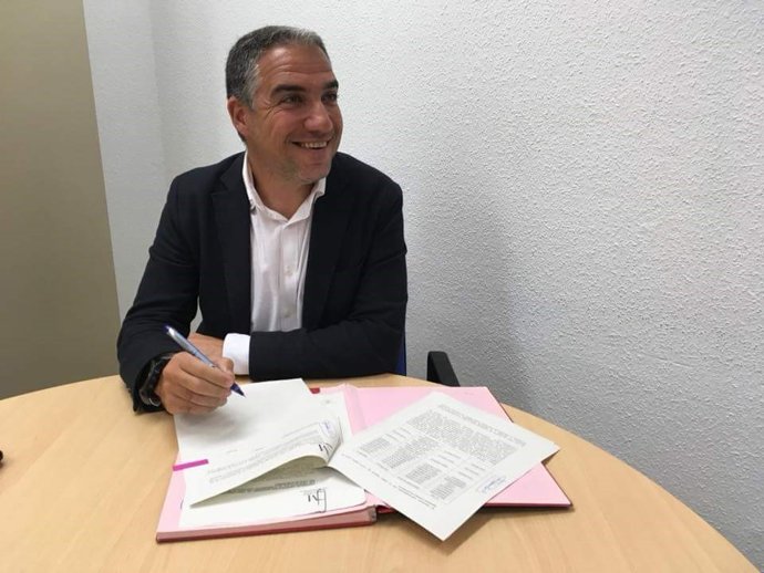 Elías Bendodo firma el documento que deja la deuda de la diputación a cero