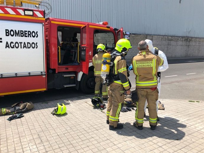 Los bomberos acuden para recoger la sustancia encontrada