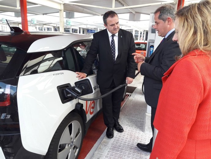 Isaac Pola con coche eléctrico en Aeropuerto de Asturias