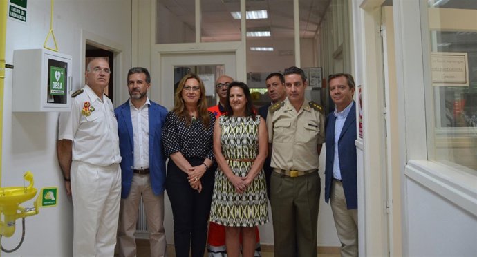 Autoridades durante la entrega del reconocimiento