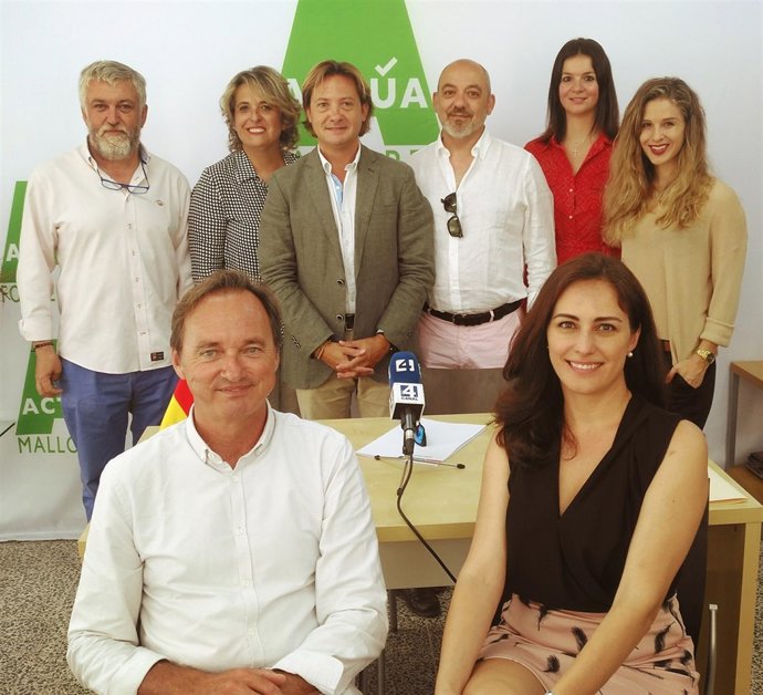 El regidor Ignacio González de la Madrid y otros miembros de Actúa