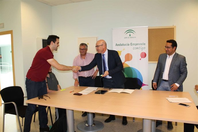 Carmona entrega las llaves del despacho a uno de los emprendedores