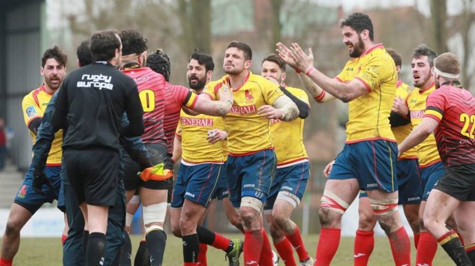 Los jugadores españoles protestan al colegiado tras el Bélgica-España de rugby