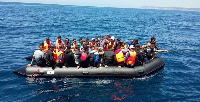 Patera con 47 migrantes magrebíes en el Estrecho