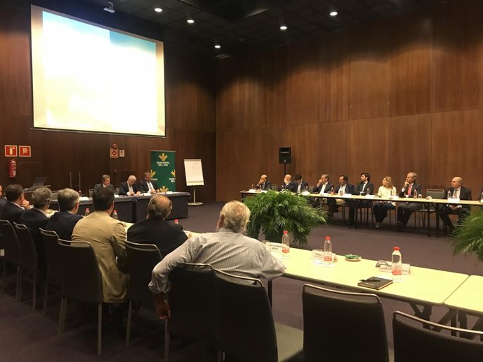 Reunón de Caja Rural del Sur con clientes. 