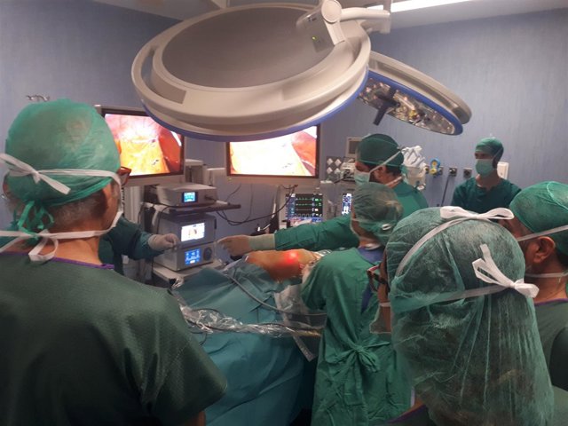 Cirujanos de pared abdominal en el Hospital Infanta Elena.