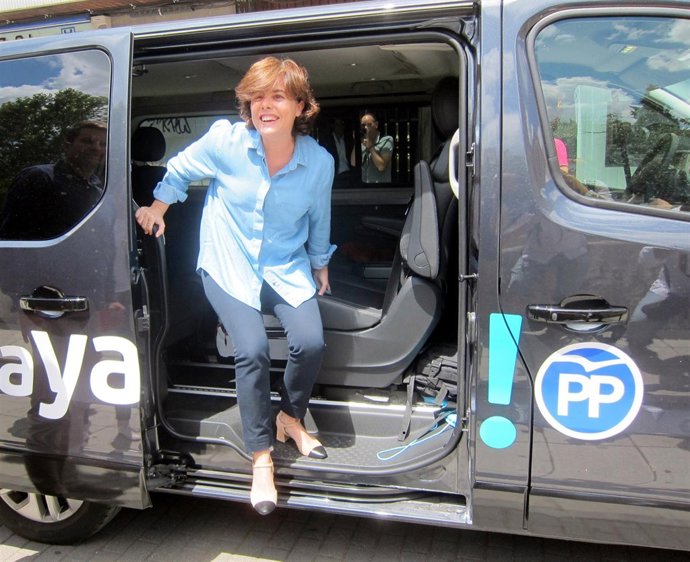 Sáenz de Santamaría a su llegada a la sede del PP en Salamanca