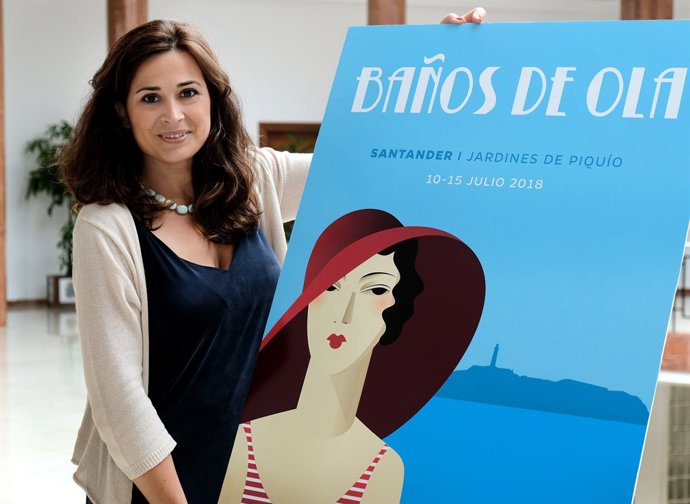 La concejala con el cartel de Baños de Ola
