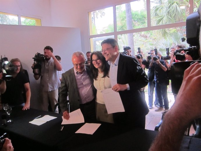 Imagen de archivo de la firma del acuerdo entre PSPV, Compromís y Podem