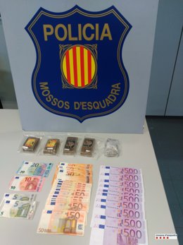 Droga i diners intervinguts pels Mossos d'Esquadra a Pineda de Mar