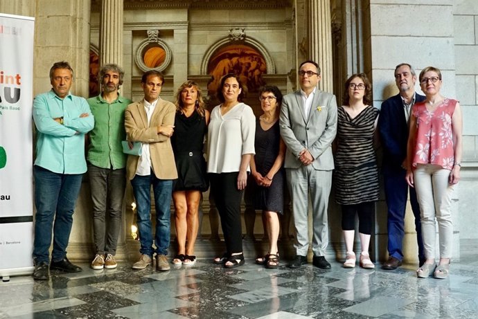 L'alcaldessa, Ada Colau, amb entitats i grups municipals 