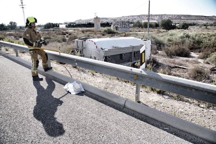 El vehículo ha quedado fuera del arcén